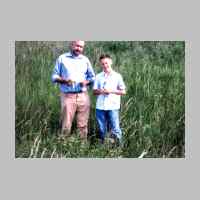 027-1056 Gross Engelau im Juli 2005. Klaus-Juergen Witt mit Sohn Sebastian auf dem Grundstueck der Grosseltern in Gross Engelau. Foto Wilhelm Witt.jpg